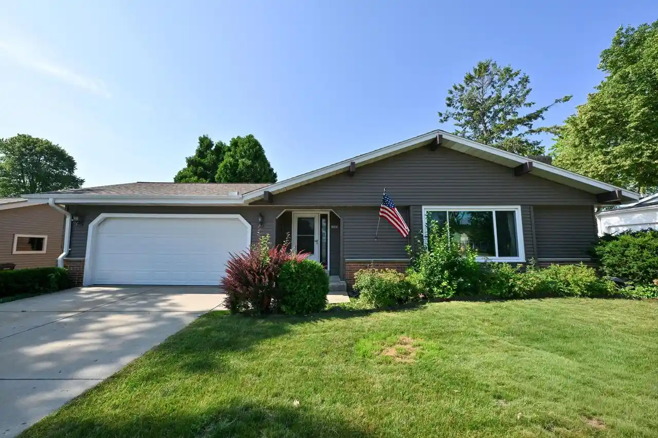 Homes for sale in South Milwaukee, WI | 1605 Drexel Boulevard Boulevard, South Milwaukee, WI 53172 | MLS# 1969655