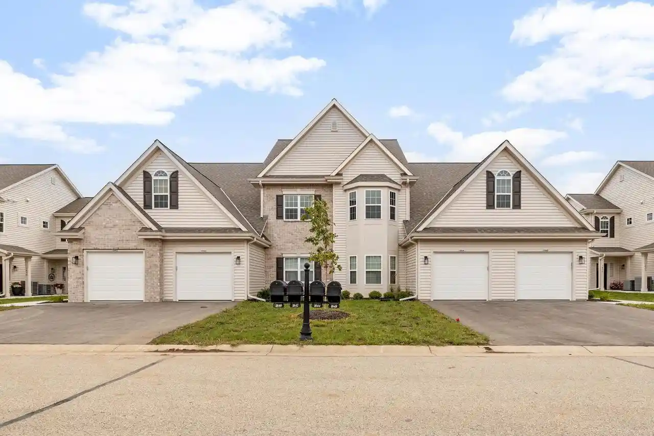 Homes for sale in Slinger, WI | 1818 Horseshoe Lane Lane #424-4, Slinger, WI 53086 | MLS# 1969675