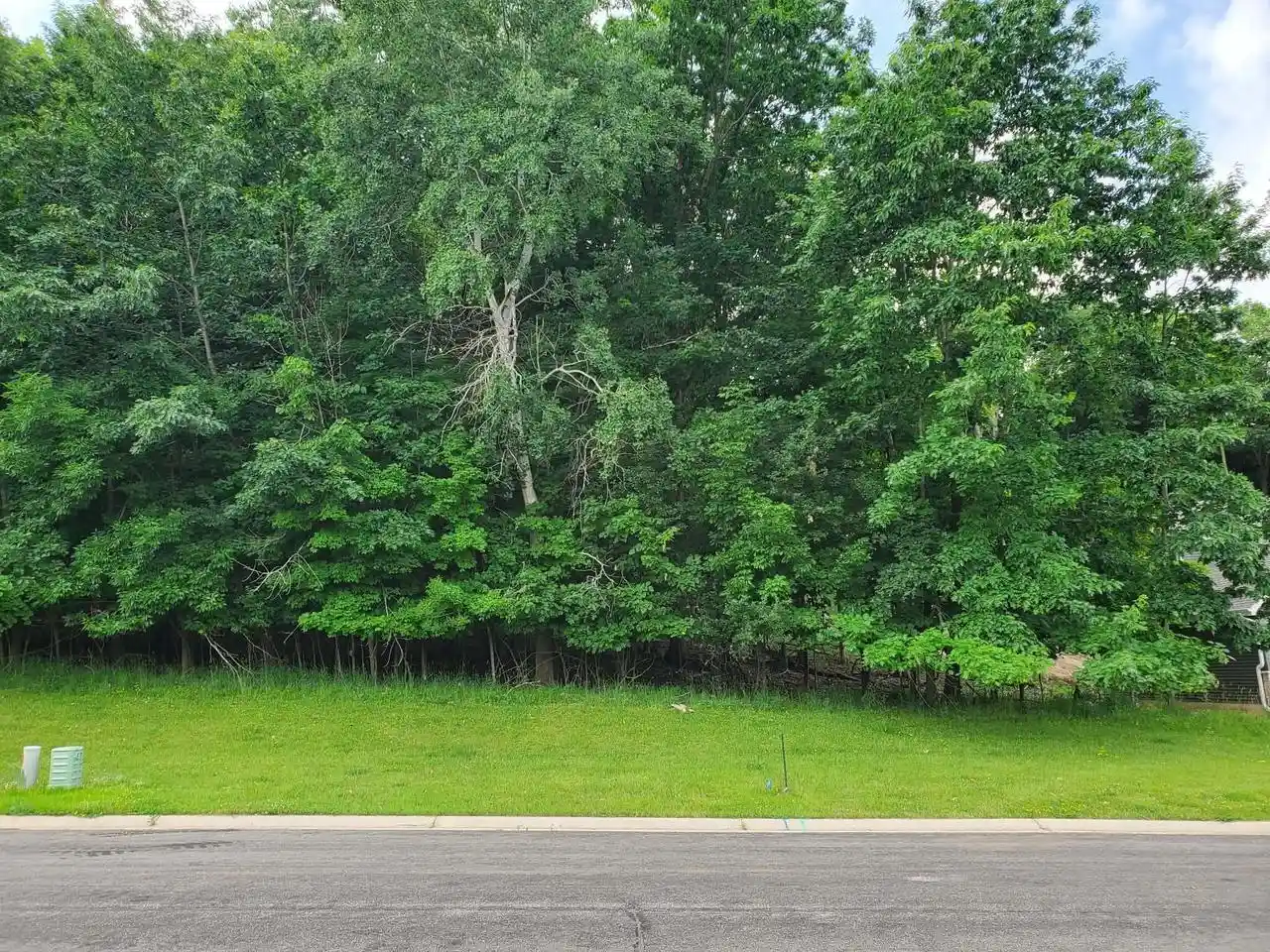 Homes for sale in Hartford, WI | 1041 Woods Edge Dr Dr, Hartford, WI 53027 | MLS# 1969754