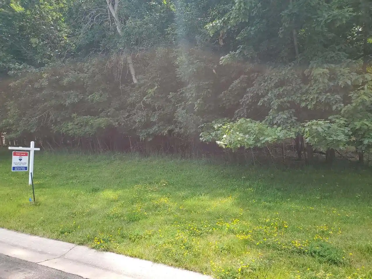 2nd image of 1041 Woods Edge Dr Dr, Hartford, WI 53027 | MLS# 1969754