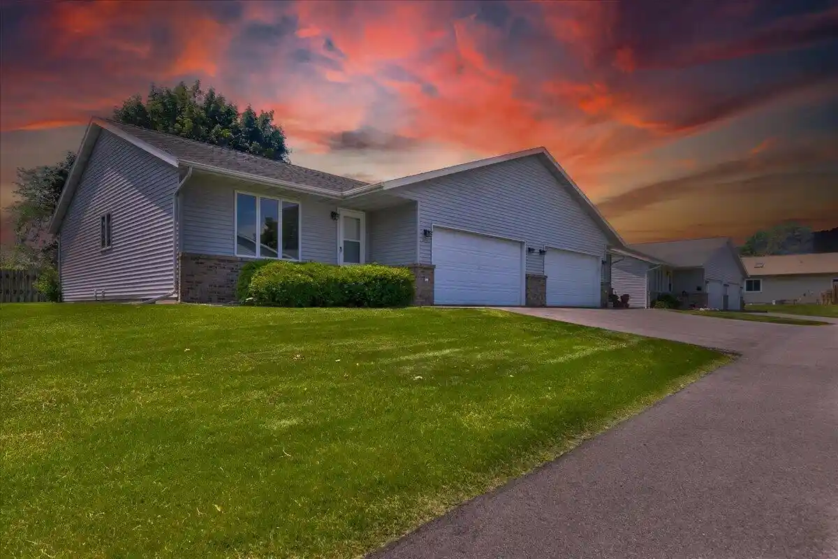 1st image of 914 Northern Sands Pl Pl, Onalaska, WI 54650 | MLS# 1969787