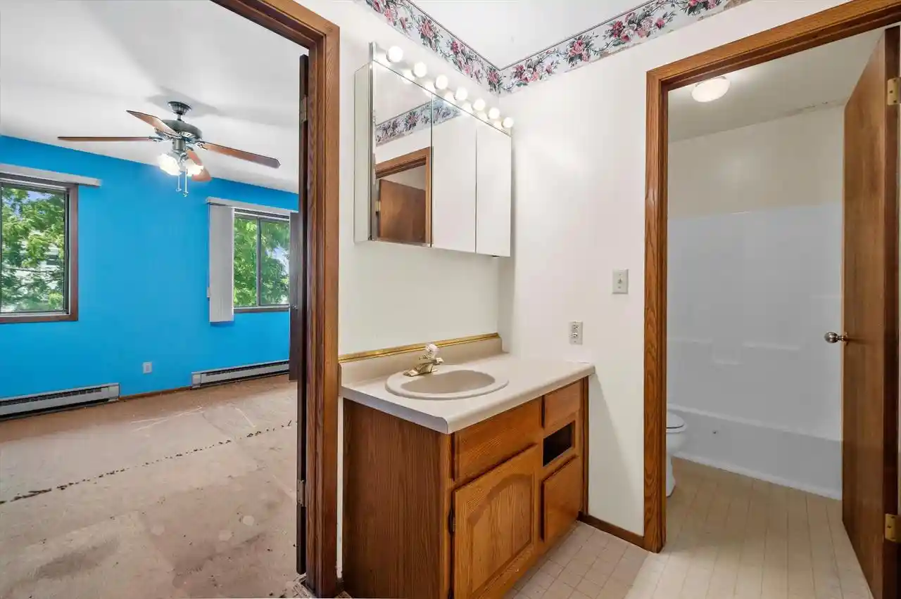 4th image of 306 Sheffield Rd Rd, Waukesha, WI 53186