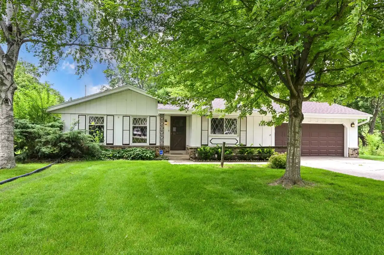 Homes for sale in Franklin, WI | 3319 W Woodward Dr Dr, Franklin, WI 53132 | MLS# 1969796