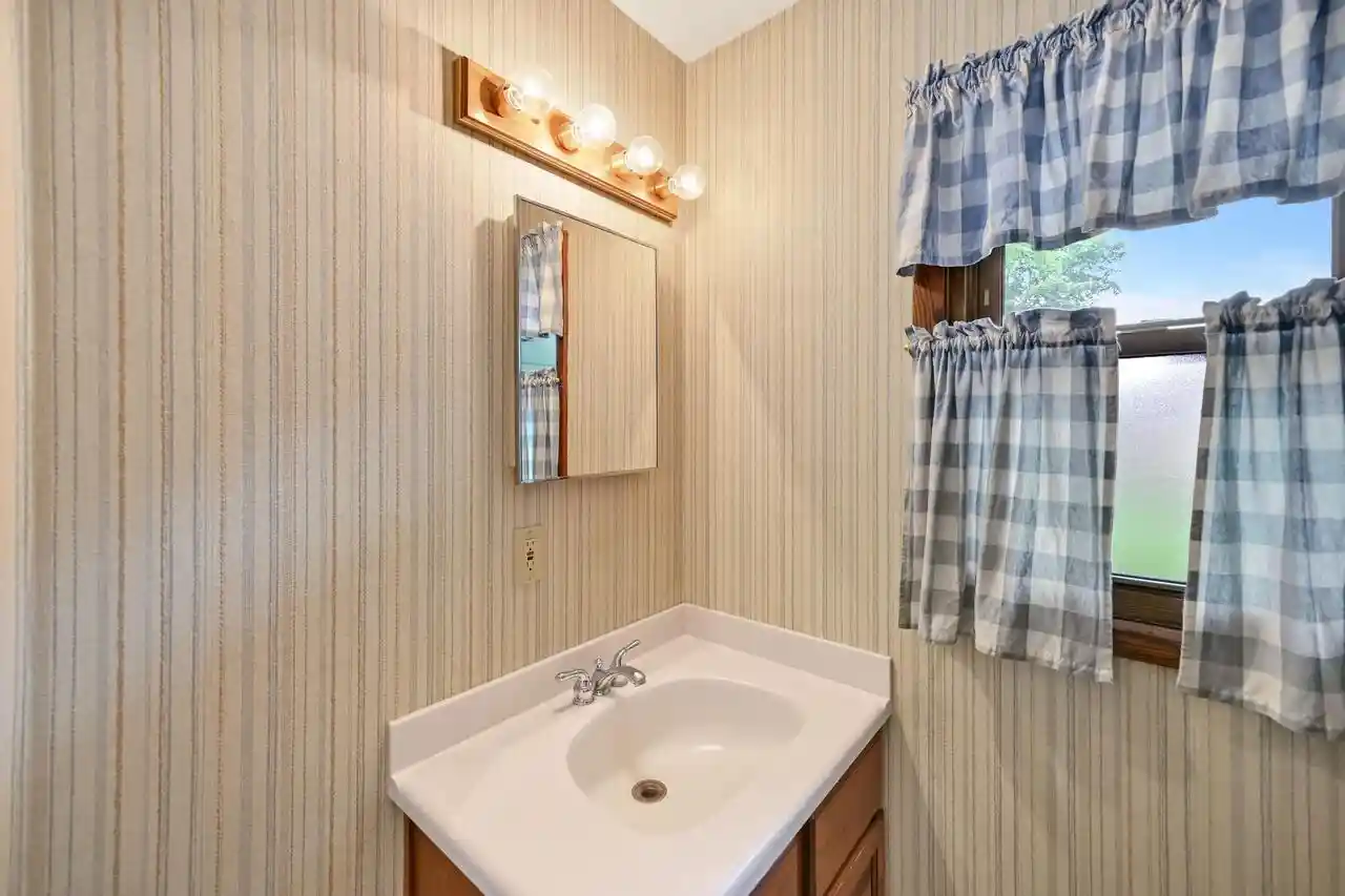 Homes for sale in Franklin, WI | 3319 W Woodward Dr Dr, Franklin, WI 53132 | MLS# 1969796