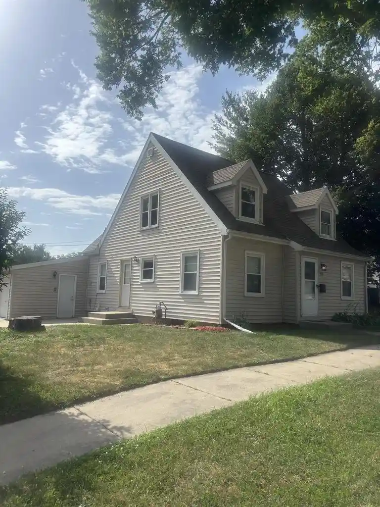 Photo 1 of Single family home for sale at 915 West Street Street, Baraboo, WI 53913 | MLS# 2027171 | Listing updated on 2026-08-31