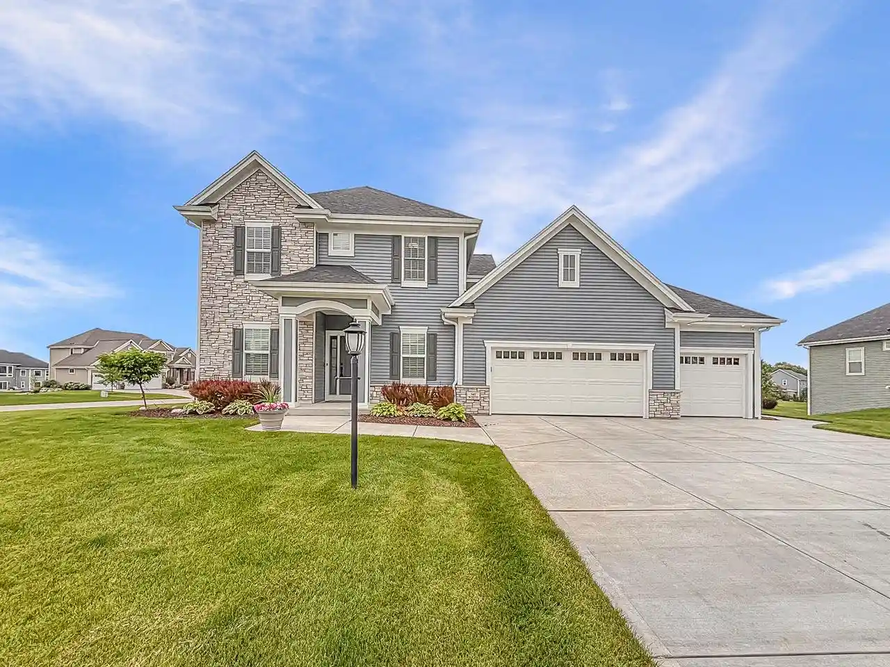 1st image of N47w22311 Woodleaf Way Way, Pewaukee, WI 53072 | MLS# 1969918