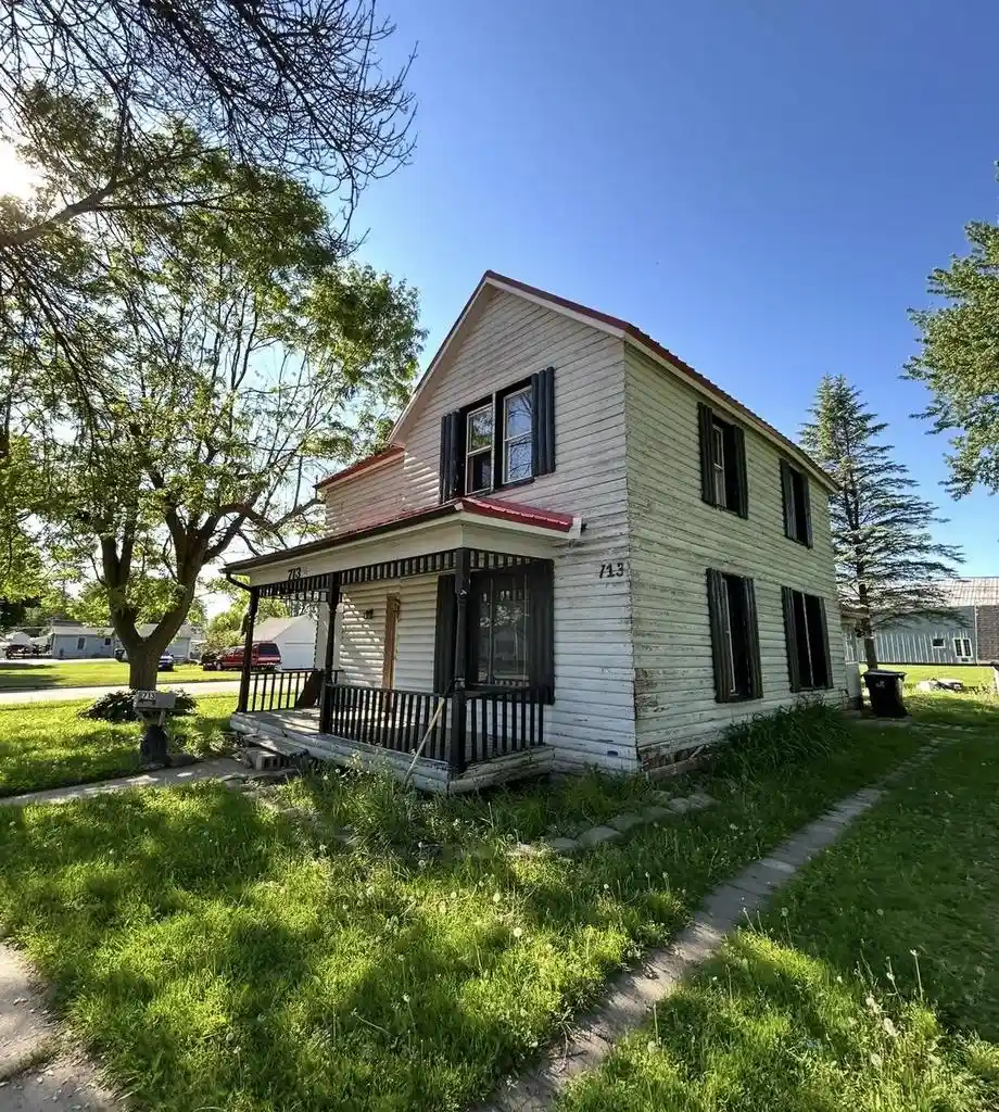 Homes for sale in New London, WI | 713 W Waupaca Street Street, New London, WI 54961 | MLS# 50328448
