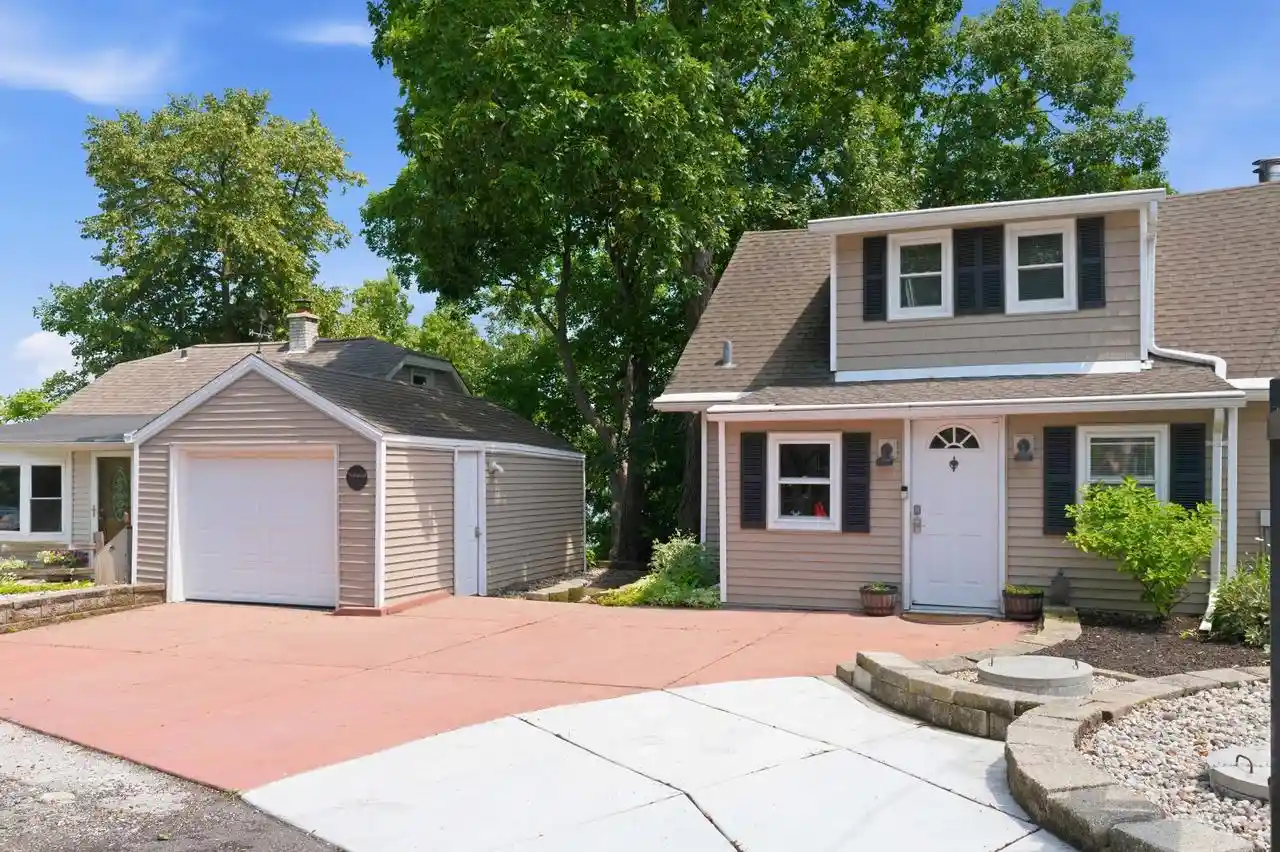 2nd image of W288n8060 Park Dr Dr, Hartland, WI 53029 | MLS# 1969949