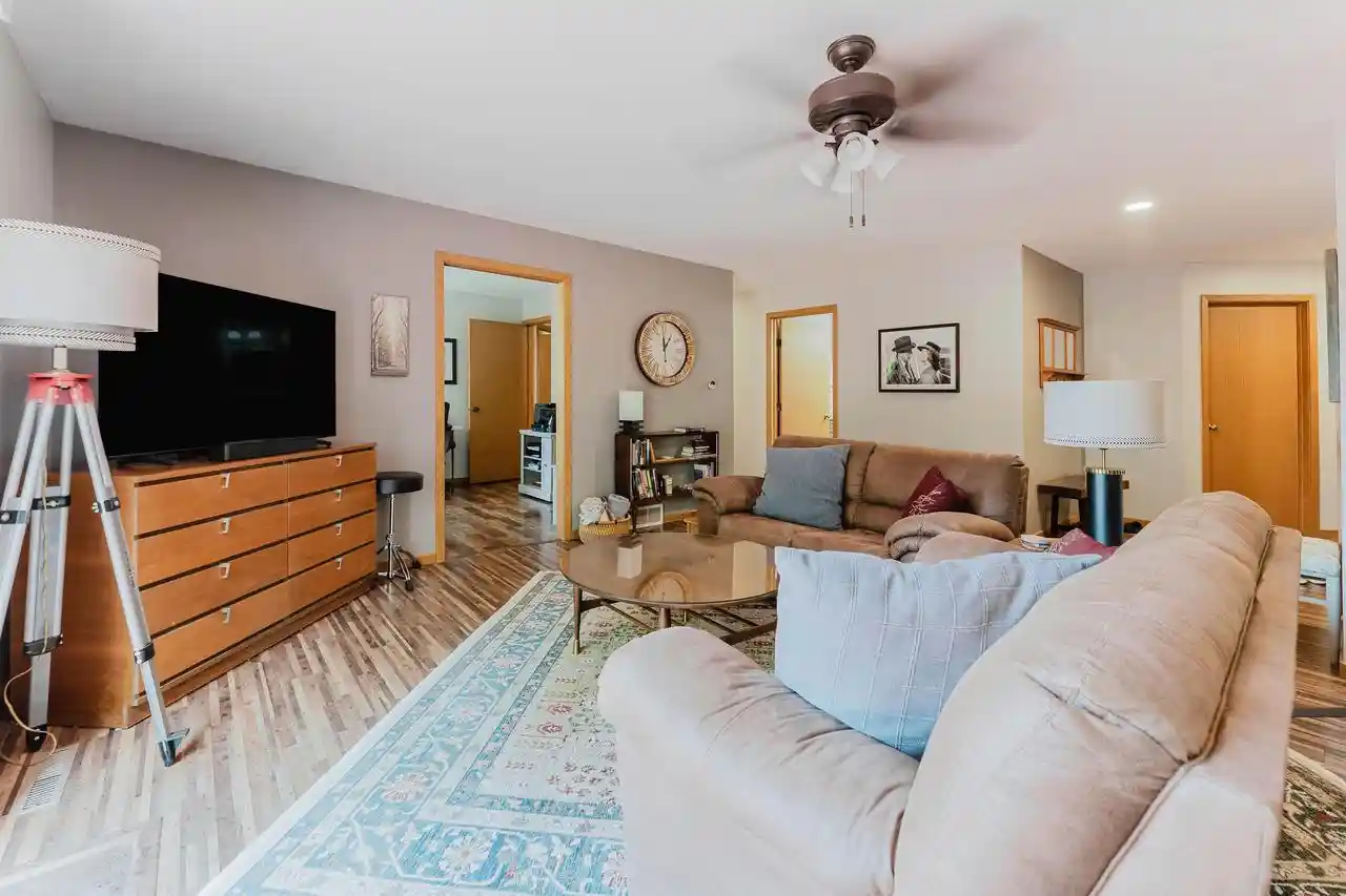 5th image of 2250 Meadowbrook Ct Ct, Oshkosh, WI 54904