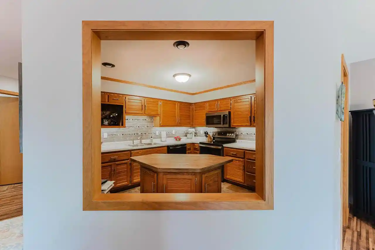 2nd image of 2250 Meadowbrook Ct Ct, Oshkosh, WI 54904
