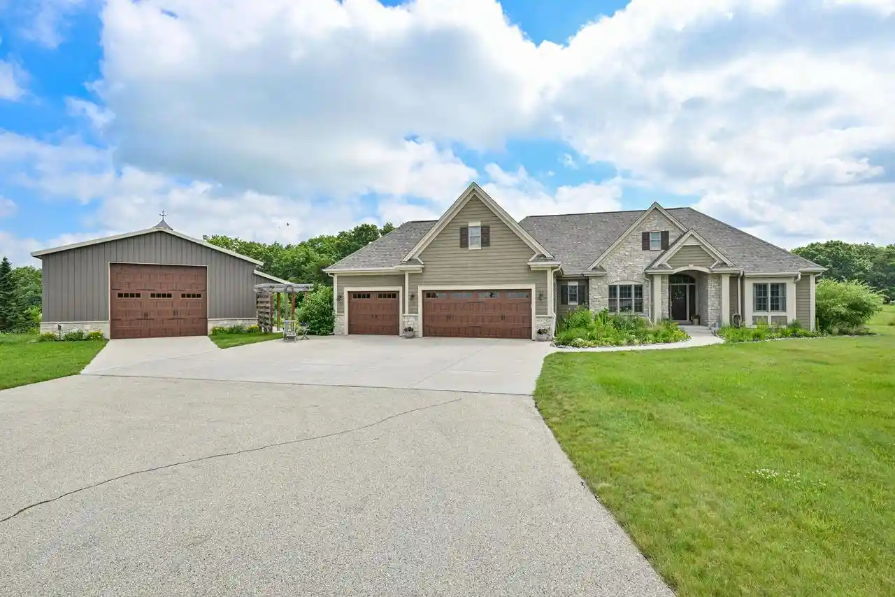 3rd image of S106W36642 Saddle Ridge Dr Dr, Eagle, WI 53119 | MLS# 1970075
