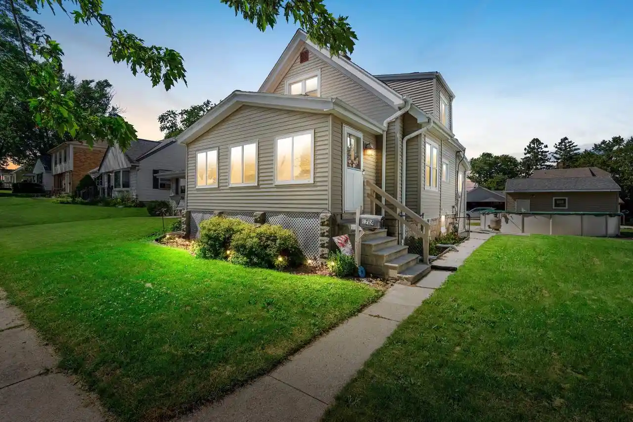 Homes for sale in South Milwaukee, WI | 1724 Madison Avenue Avenue, South Milwaukee, WI 53172 | MLS# 1970214