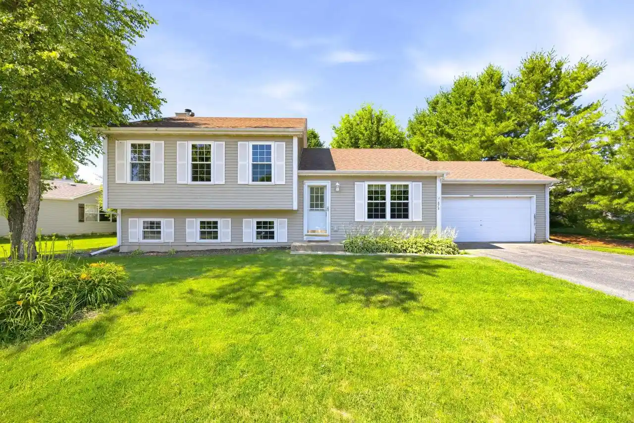 Homes for sale in Genoa City, WI | 873 Oak Ridge Lane Lane, Genoa City, WI 53128 | MLS# 2027354