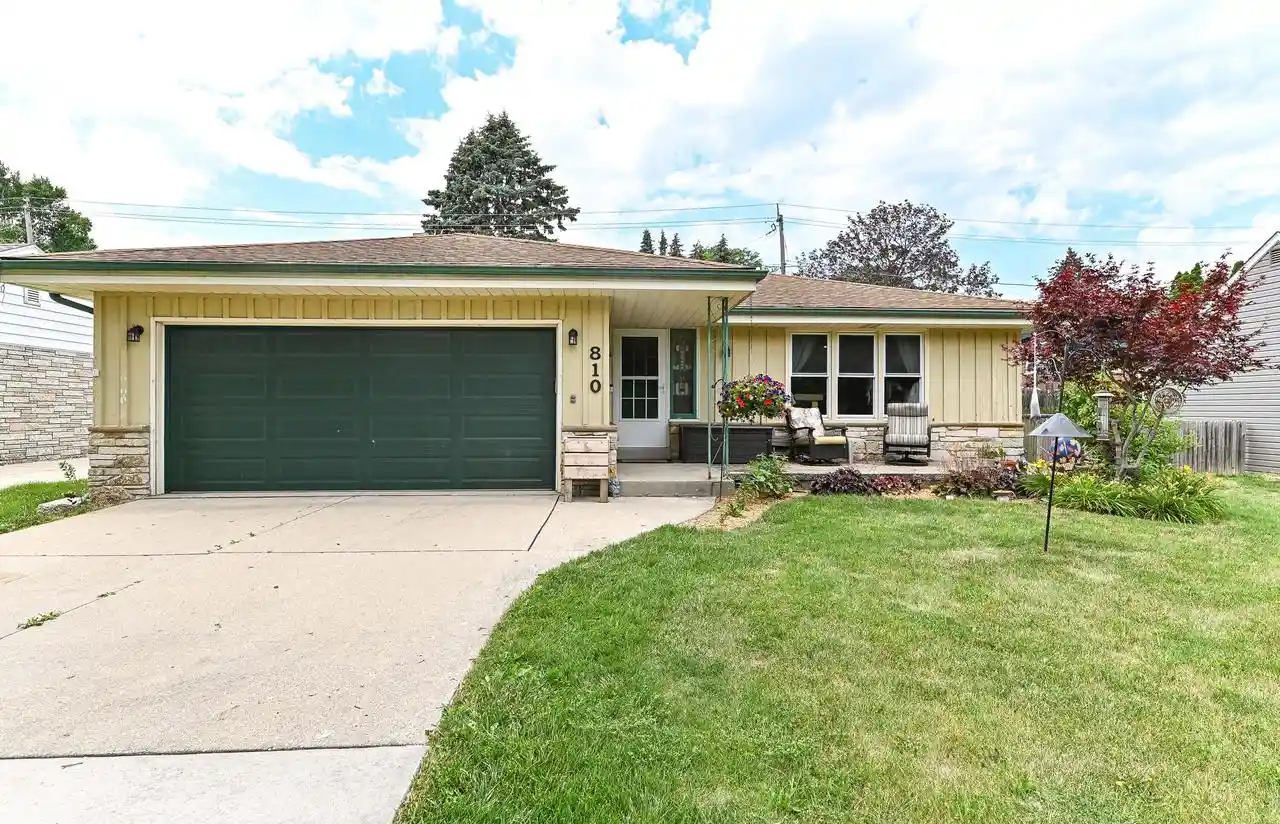 Homes for sale in South Milwaukee, WI | 810 17th Avenue Avenue, South Milwaukee, WI 53172 | MLS# 1970227