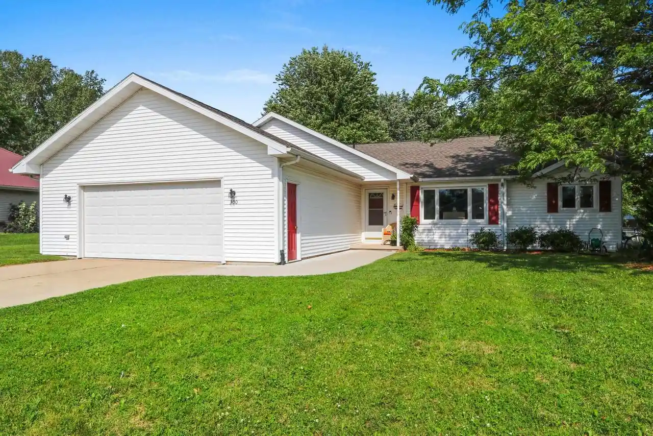 Homes for sale in Pulaski, WI | 300 Rosemary Dr Dr, Pulaski, WI 54162 | MLS# 50328564
