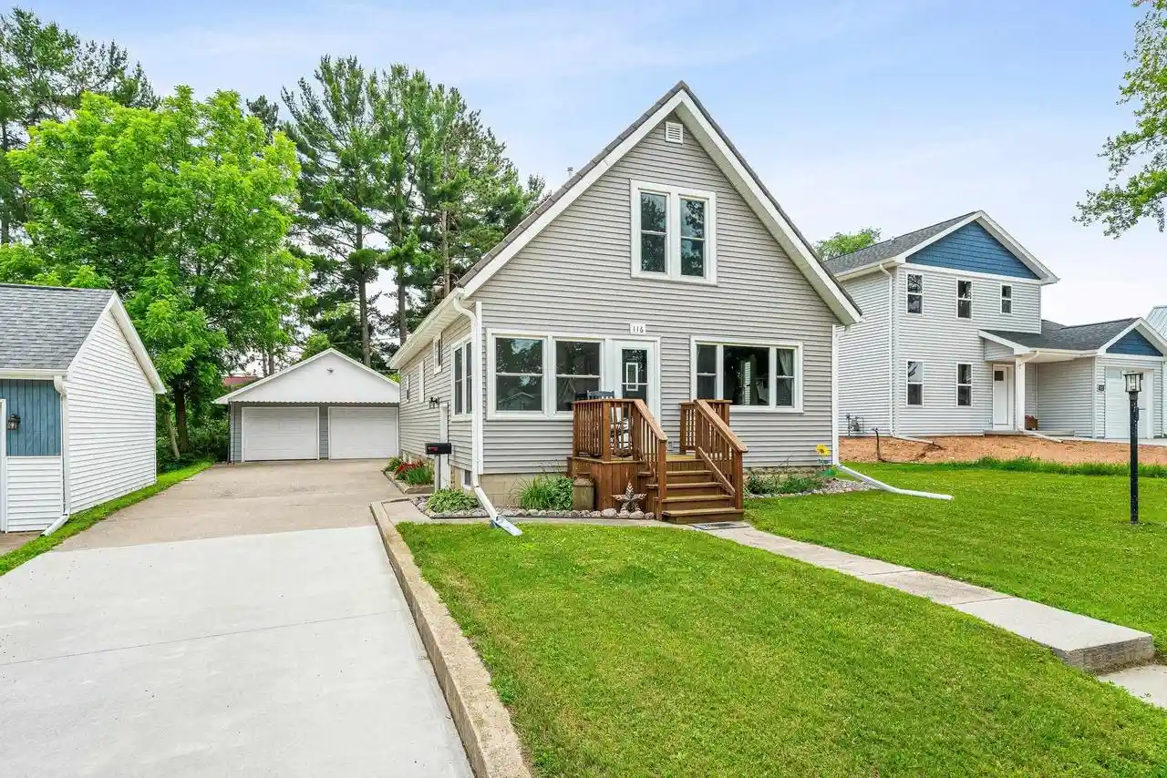 Homes for sale in New London, WI | 116 E Law Street Street, New London, WI 54961 | MLS# 50328571