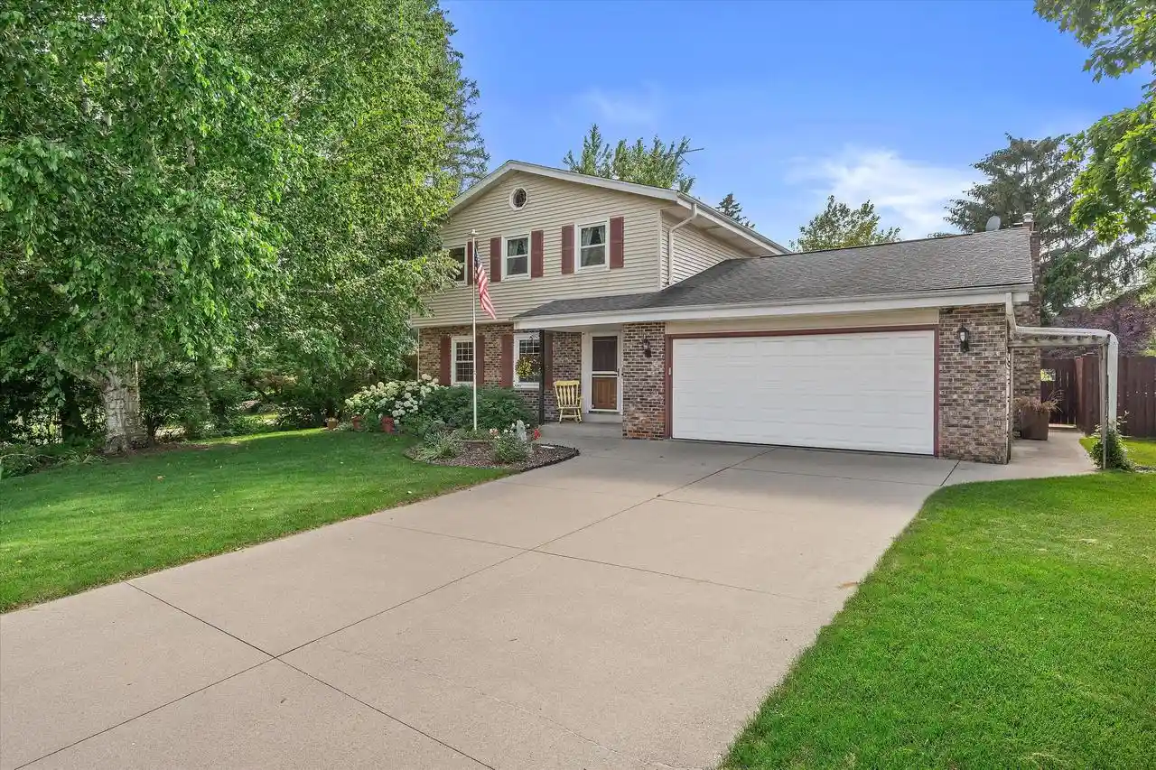 Homes for sale in South Milwaukee, WI | 112 16th Avenue Avenue, South Milwaukee, WI 53172 | MLS# 1970289