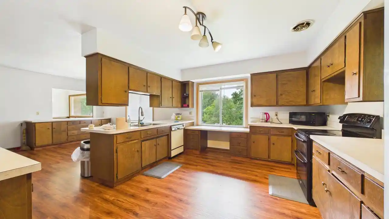 Photo 4 of Single family home for sale at 2450 Brenner Pl Pl, Green Bay, WI 54301 | MLS# 50328560 | Listing updated on 2026-09-14