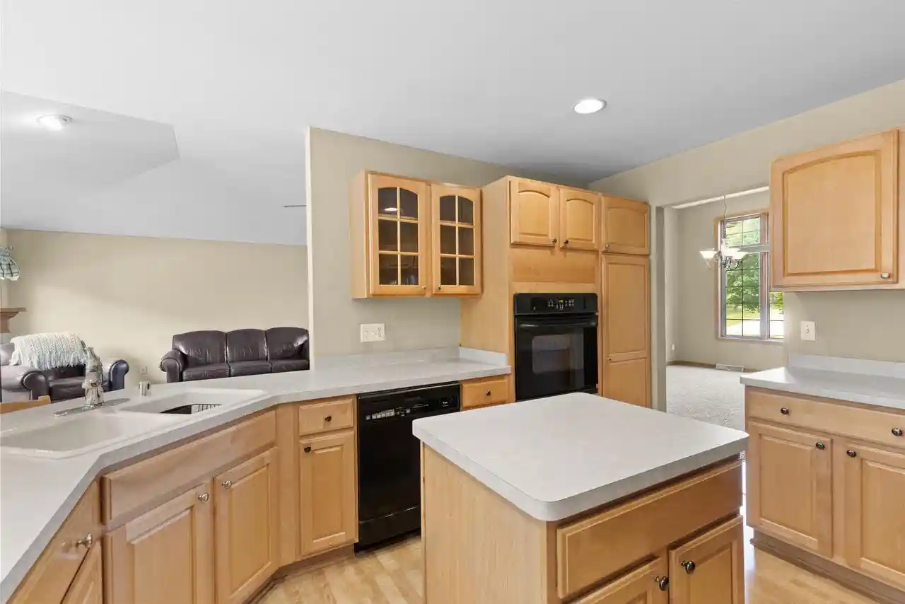 3rd image of W260N2961 Steeplechase Dr Dr, Pewaukee, WI 53072 | MLS# 1970343