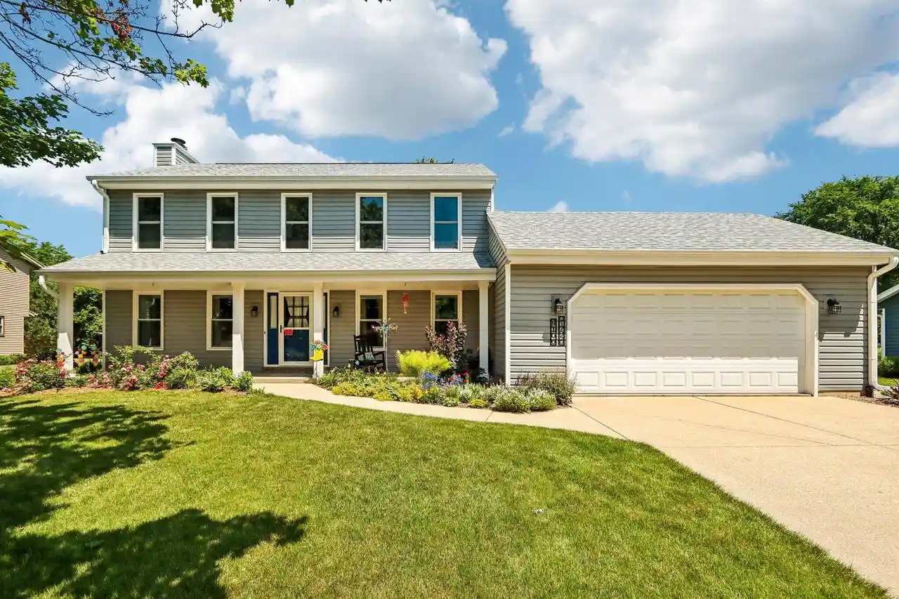 Homes for sale in Germantown, WI | N106w17050 Juniper Dr Dr, Germantown, WI 53022 | MLS# 1970355