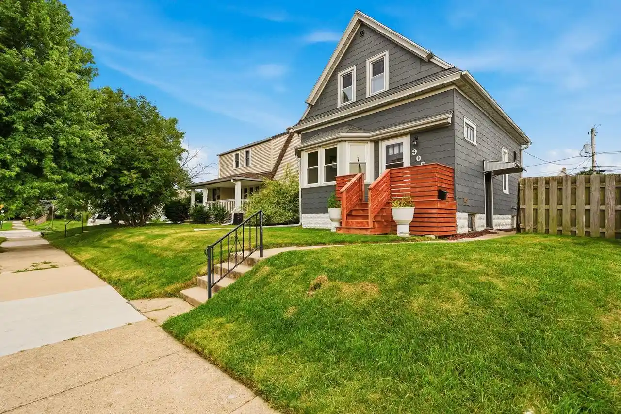 Homes for sale in South Milwaukee, WI | 905 Manitoba Avenue Avenue, South Milwaukee, WI 53172 | MLS# 1970356