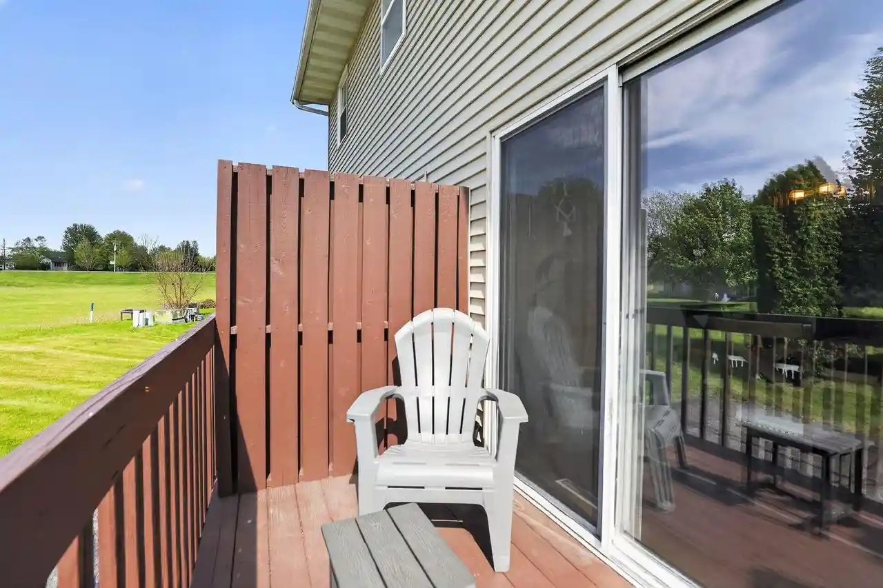 2nd image of 913 N Clover Ln Ln, Cottage Grove, WI 53527