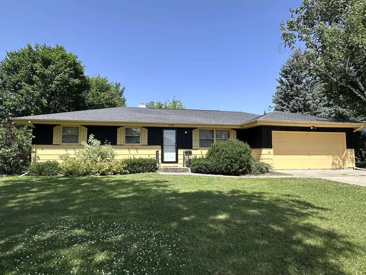1st image of 1109 Ontario Dr Dr, Janesville, WI 53545 | MLS# 2027457
