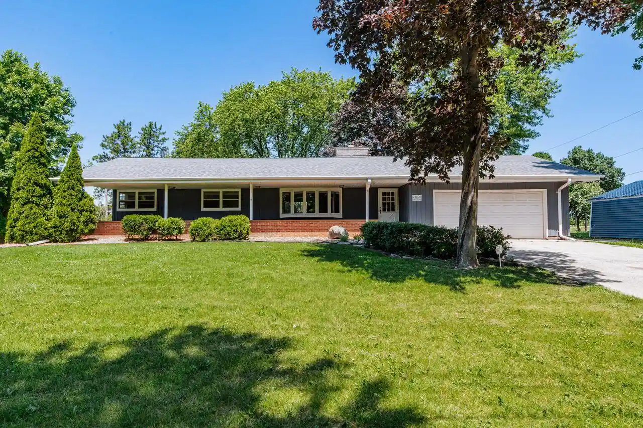 Homes for sale in New Berlin, WI | 21670 W Glengarry Road Road, New Berlin, WI 53146 | MLS# 1970412
