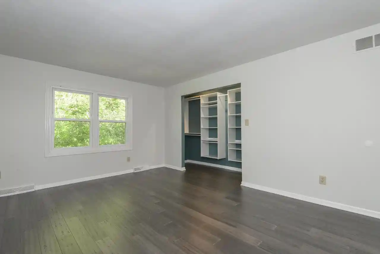 5th image of 1823 Paramount Dr Dr, Waukesha, WI 53186