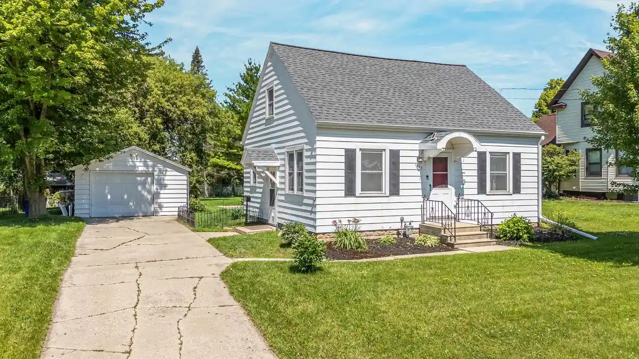 Homes for sale in Green Bay, WI | 1406 S Ridge Road Road, Green Bay, WI 54304 | MLS# 50328635