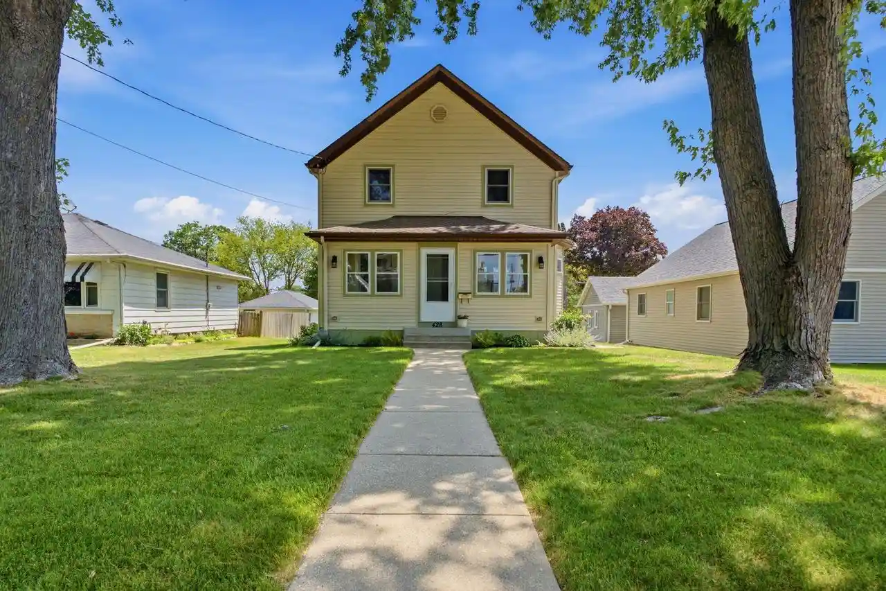 Homes for sale in Hartford, WI | 428 Grand Avenue Avenue, Hartford, WI 53027 | MLS# 1970416