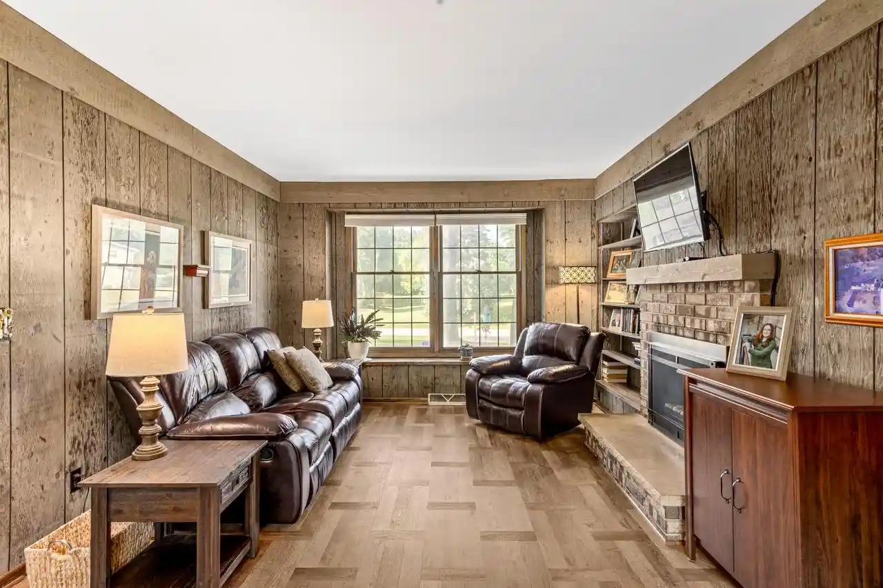 2nd image of S74w26260 Green Mountain Dr Dr, Waukesha, WI 53189 | MLS# 1970436