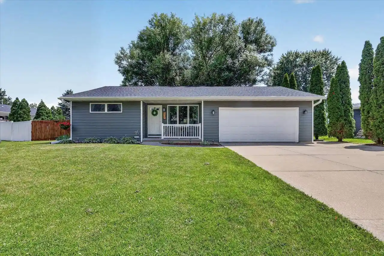 Homes for sale in Evansville, WI | 535 Greenview Dr Dr, Evansville, WI 53536 | MLS# 2027480