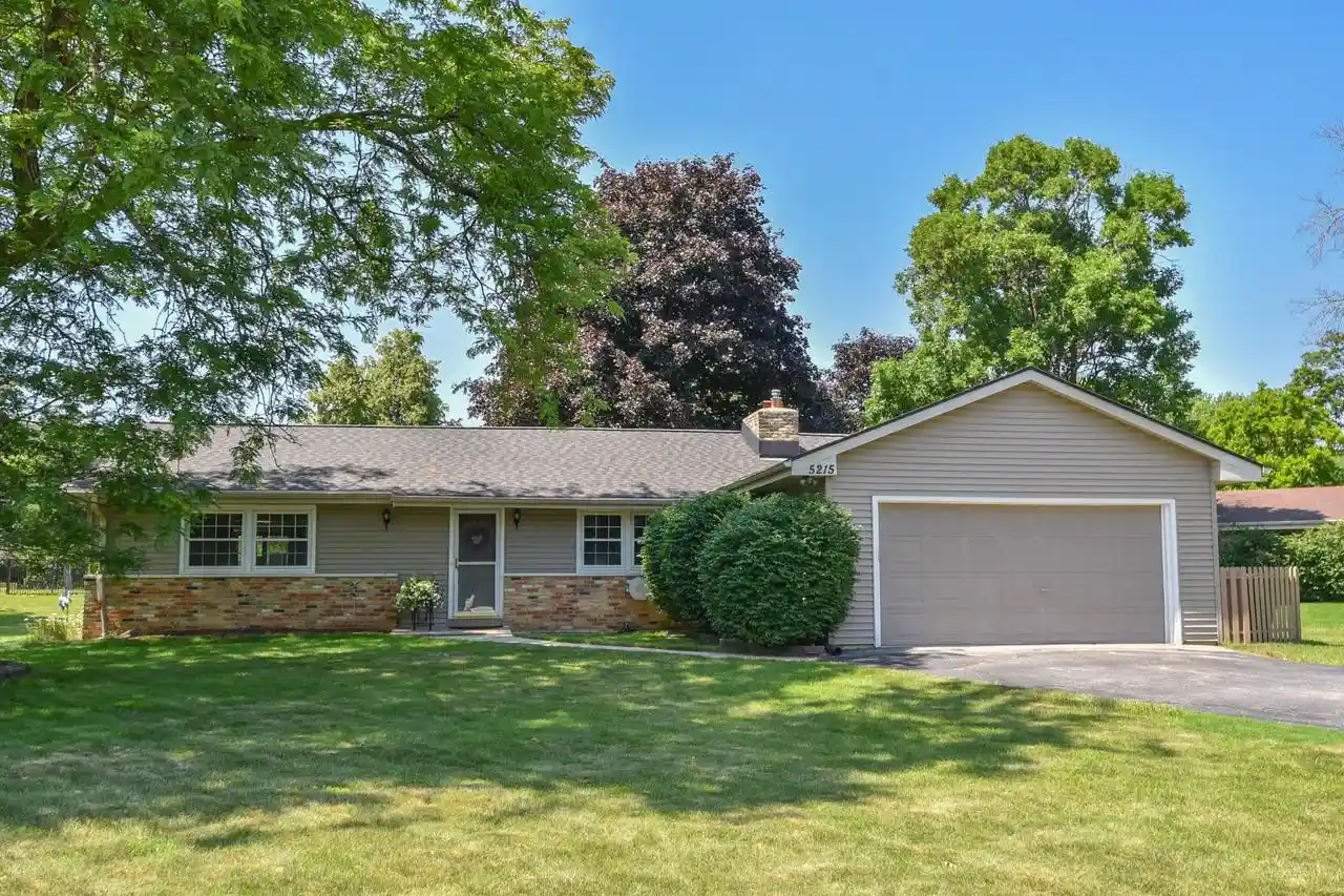 Homes for sale in New Berlin, WI | 5215 S Balboa Dr Dr, New Berlin, WI 53151 | MLS# 1970453