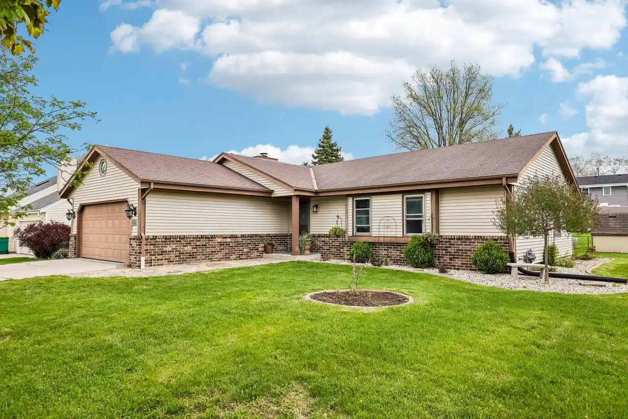 Homes for sale in Germantown, WI | W163n10528 Ridgeview Lane Lane, Germantown, WI 53022 | MLS# 1970480