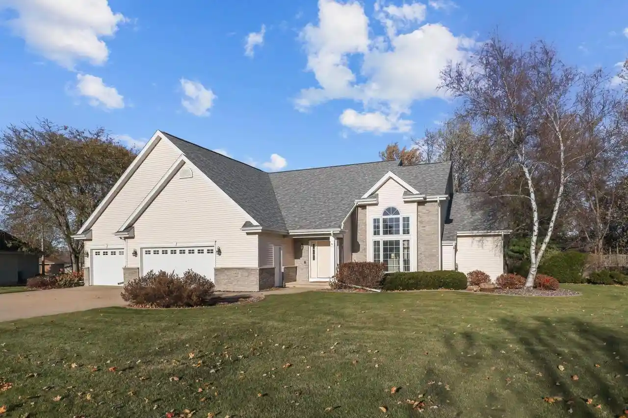 Homes for sale in New London, WI | 1412 Parkview Dr Dr, New London, WI 54961 | MLS# 50328716