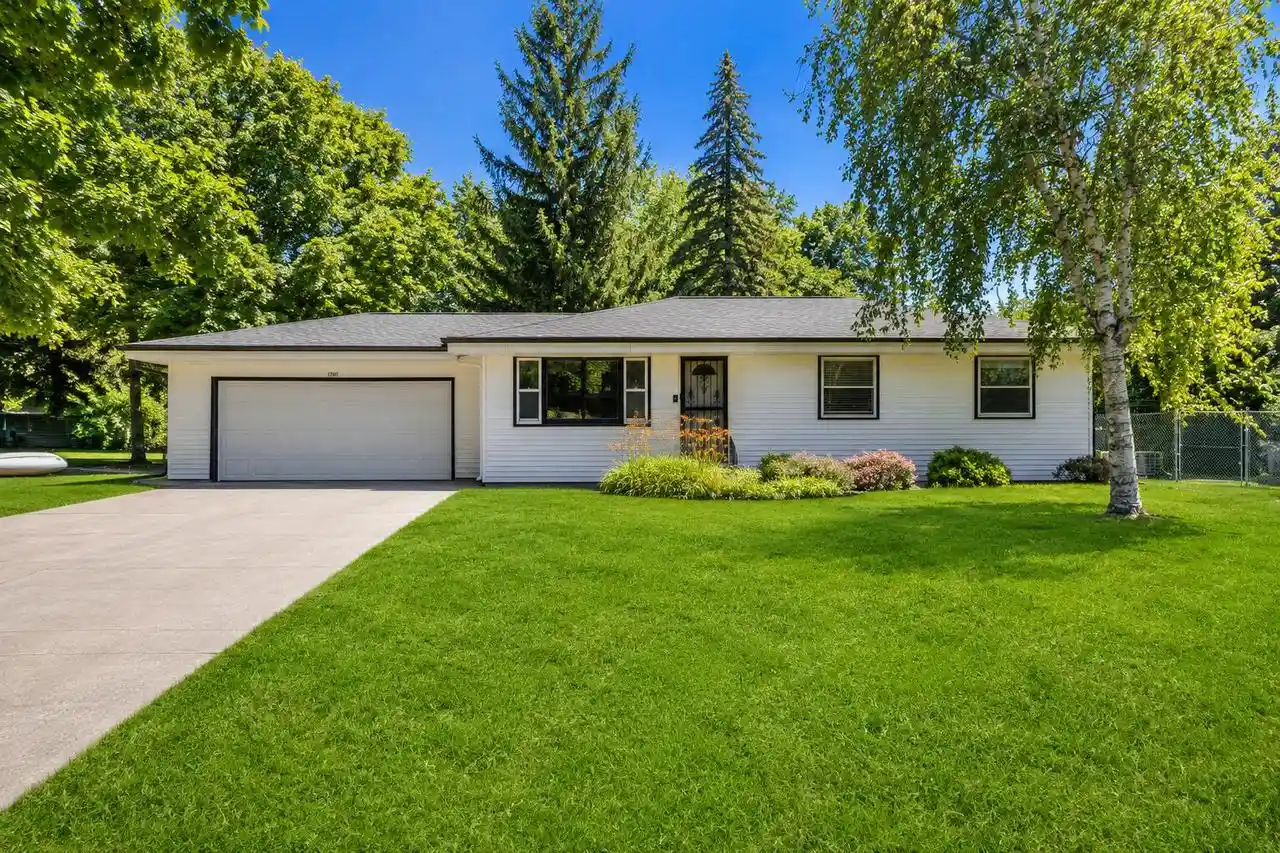 Homes for sale in New Berlin, WI | 17701 W Rogers Dr Dr, New Berlin, WI 53146 | MLS# 1970571