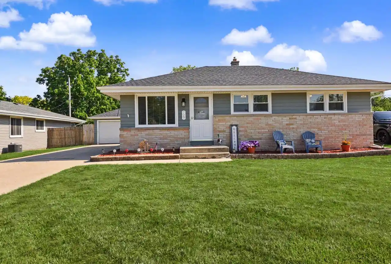Homes for sale in South Milwaukee, WI | 729 Clark Avenue Avenue, South Milwaukee, WI 53172 | MLS# 1970591