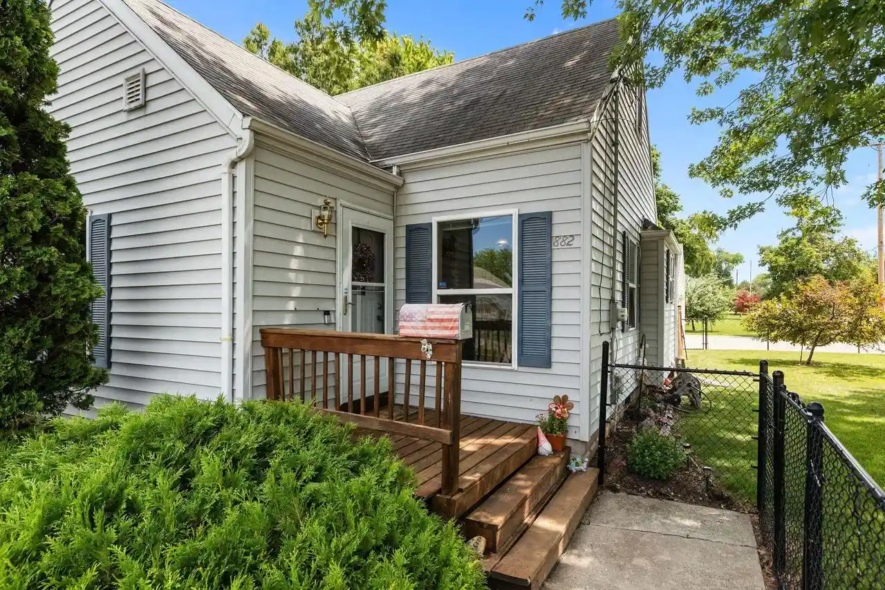 2nd image of 882 Higgins Avenue Avenue, Neenah, WI 54956 | MLS# 50328776