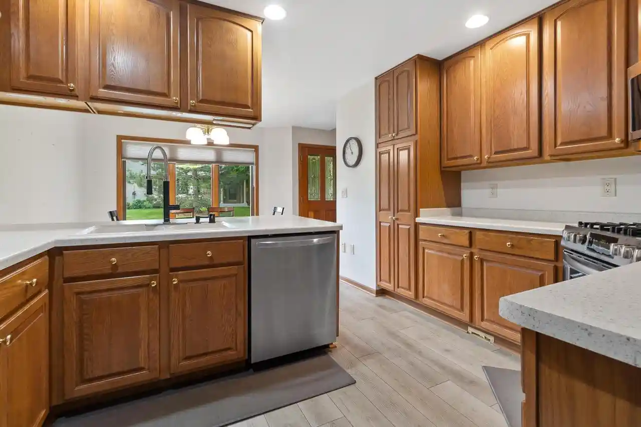 4th image of W240n2365 E Pkwy Mdw Cir Cir, Pewaukee, WI 53072