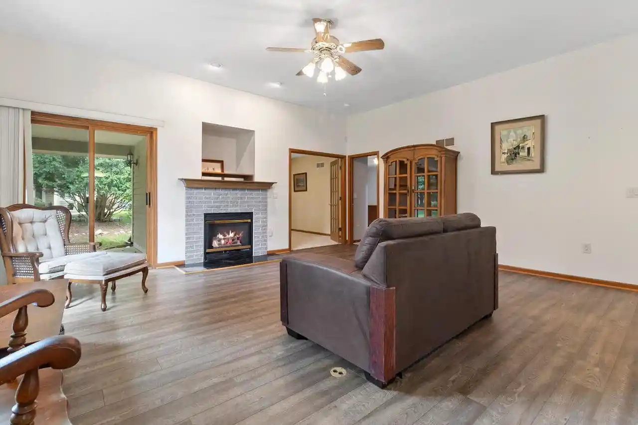 2nd image of W240n2365 E Pkwy Mdw Cir Cir, Pewaukee, WI 53072