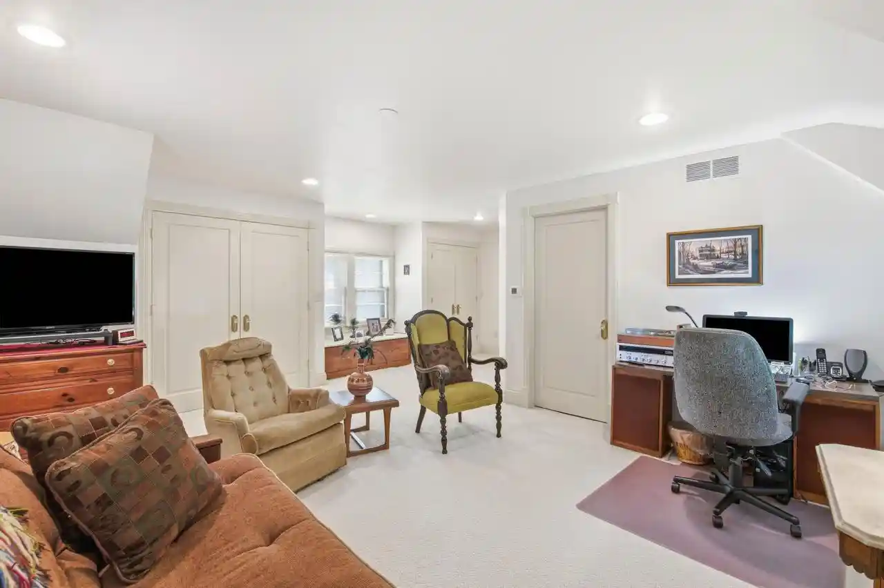 3rd image of 950 Terrace Dr Dr, Elm Grove, WI 53122 | MLS# 1970785