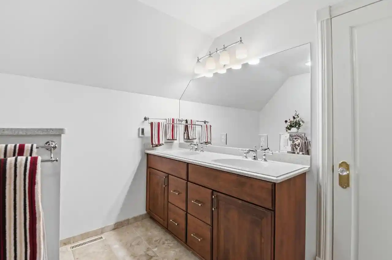 5th image of 950 Terrace Dr Dr, Elm Grove, WI 53122 | MLS# 1970785