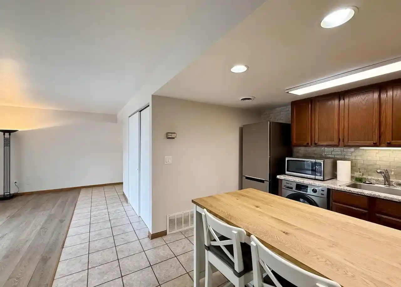 4th image of 515 D'onofrio Dr Dr, Madison, WI 53719