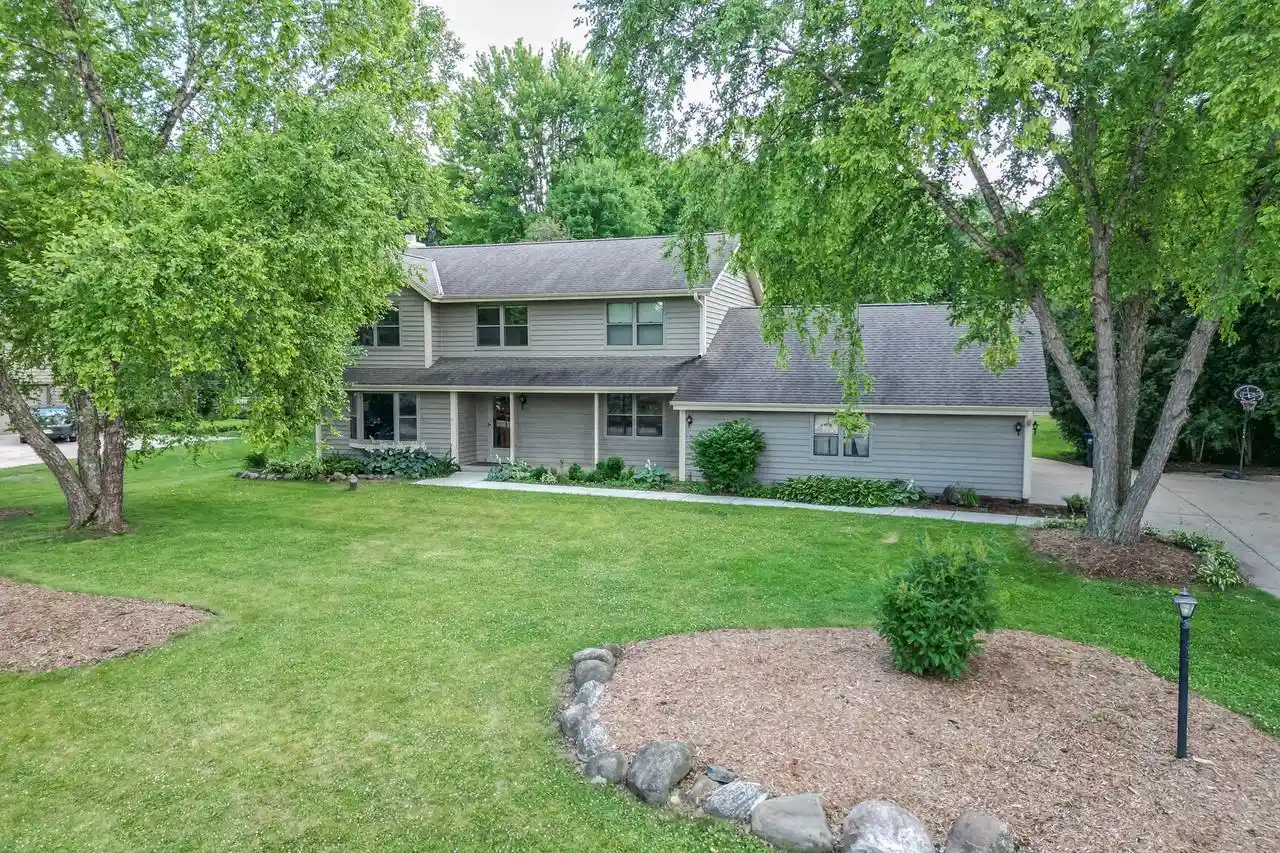 5th image of W233S5269 Cottontail Trail Trail, Waukesha, WI 53189 | MLS# 1970807