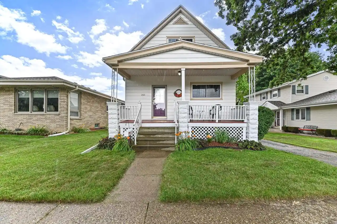 Homes for sale in South Milwaukee, WI | 1521 Marquette Avenue Avenue, South Milwaukee, WI 53172 | MLS# 1970823