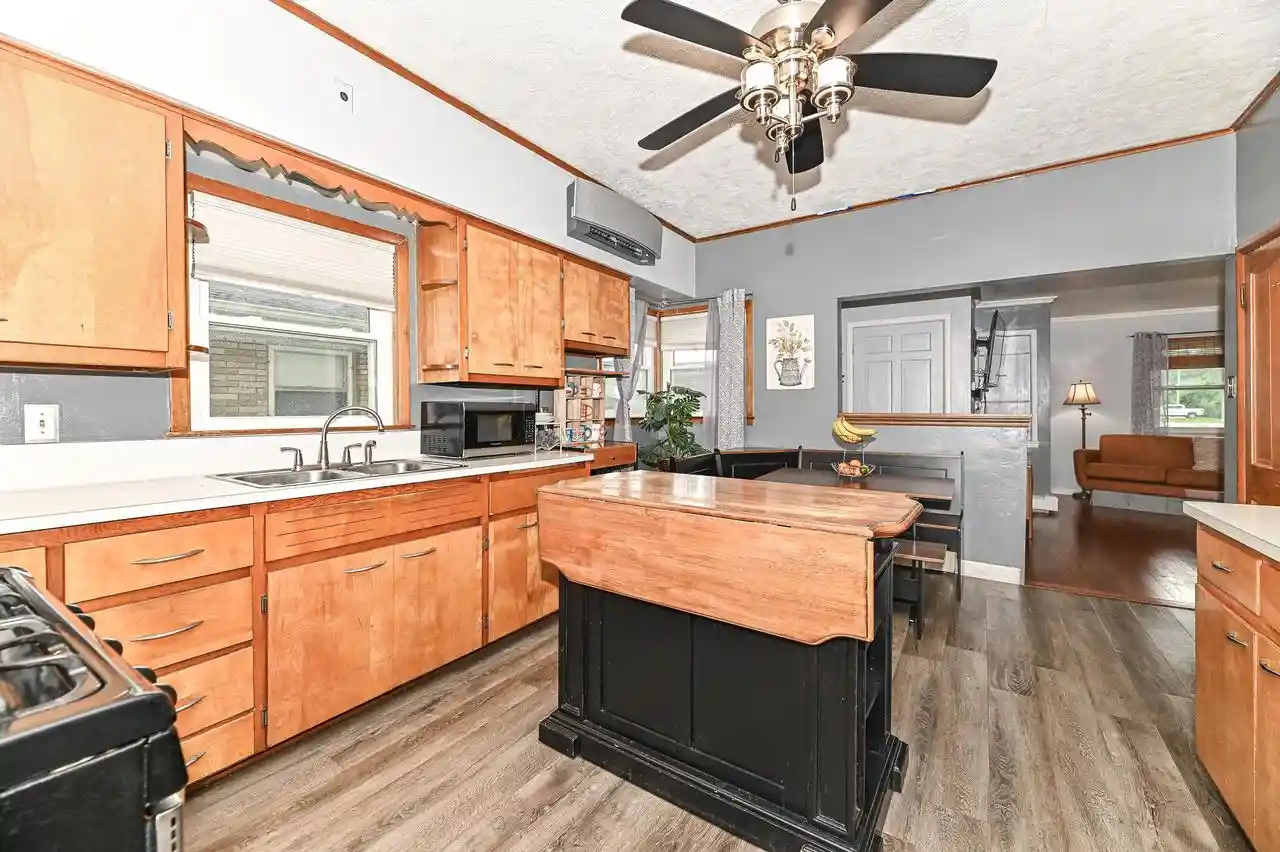 Homes for sale in South Milwaukee, WI | 1521 Marquette Avenue Avenue, South Milwaukee, WI 53172 | MLS# 1970823