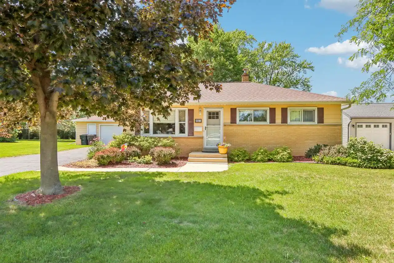 1st image of 927 Robins Lane Lane, Mukwonago, WI 53149 | MLS# 1970831