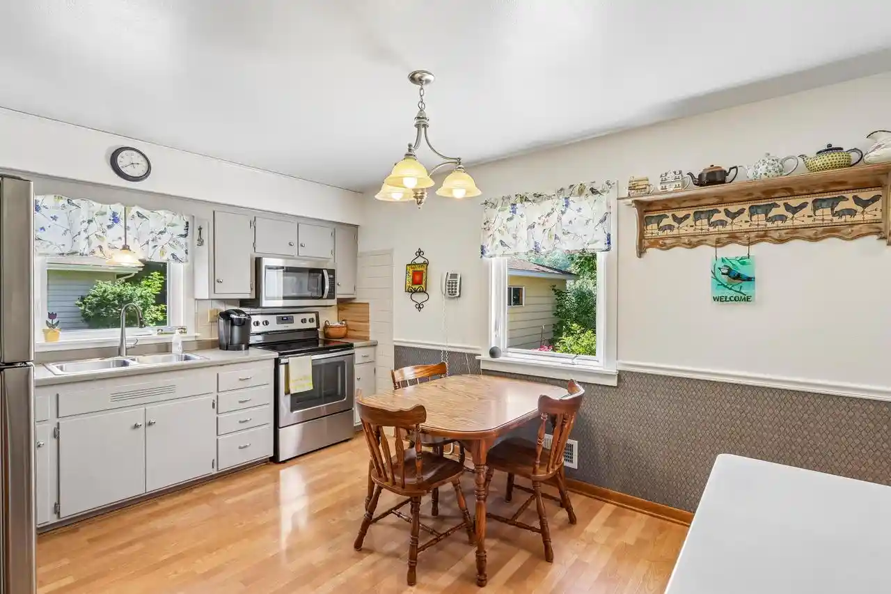 3rd image of 927 Robins Lane Lane, Mukwonago, WI 53149 | MLS# 1970831