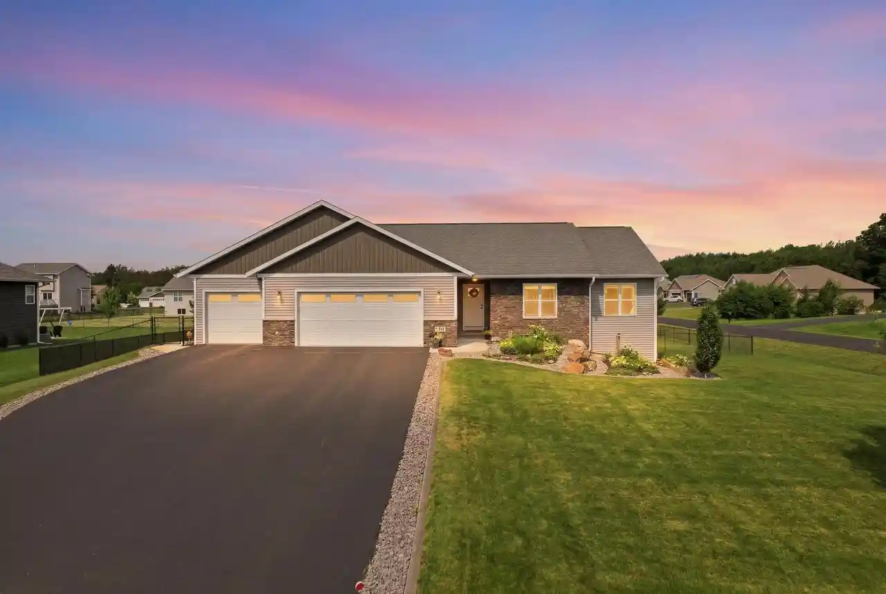 Homes for sale in Kronenwetter, WI | 2375 Chesterfield Dr Dr, Kronenwetter, WI 54455 | MLS# 22603175